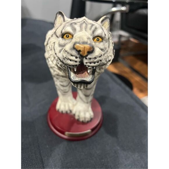 Classic Wildlife Collection White Tiger figurine - Picture 2 of 11